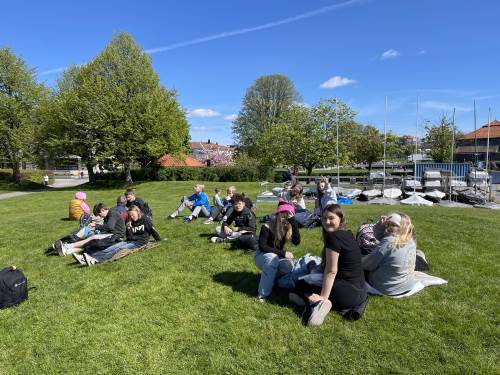 Lunsj og lek i Nupenparken etter kino